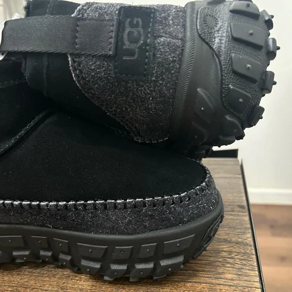 UGG ALL Gender Venture Daze Ultra Mini Boot
Black - men’s 8 & women’s 9 - Picture 7 of 9